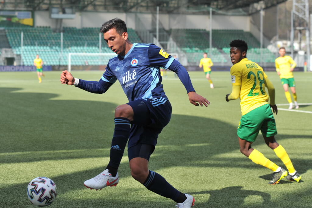 Na snímke sprava Benson Anong (Žilina) a Vernon de Marco (Slovan) v zápase 6. kola nadstavbovej časti futbalovej Fortuna ligy, skupiny o titul MŠK Žilina- ŠK Slovan Bratislava v Žiline 25. apríla 2021. FOTO TASR - Erika Ďurčová