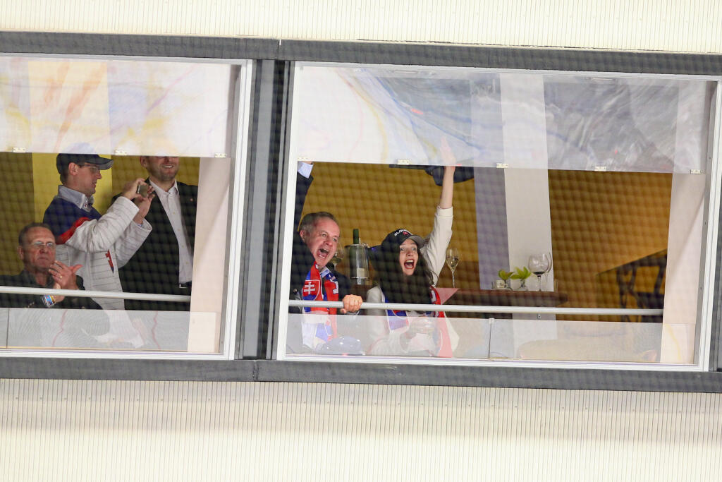 Bývalý prezident Andrej Kiska rád navštevoval reprezentačné hokejové zápasy, ktoré oduševnene sledoval a prežíval.