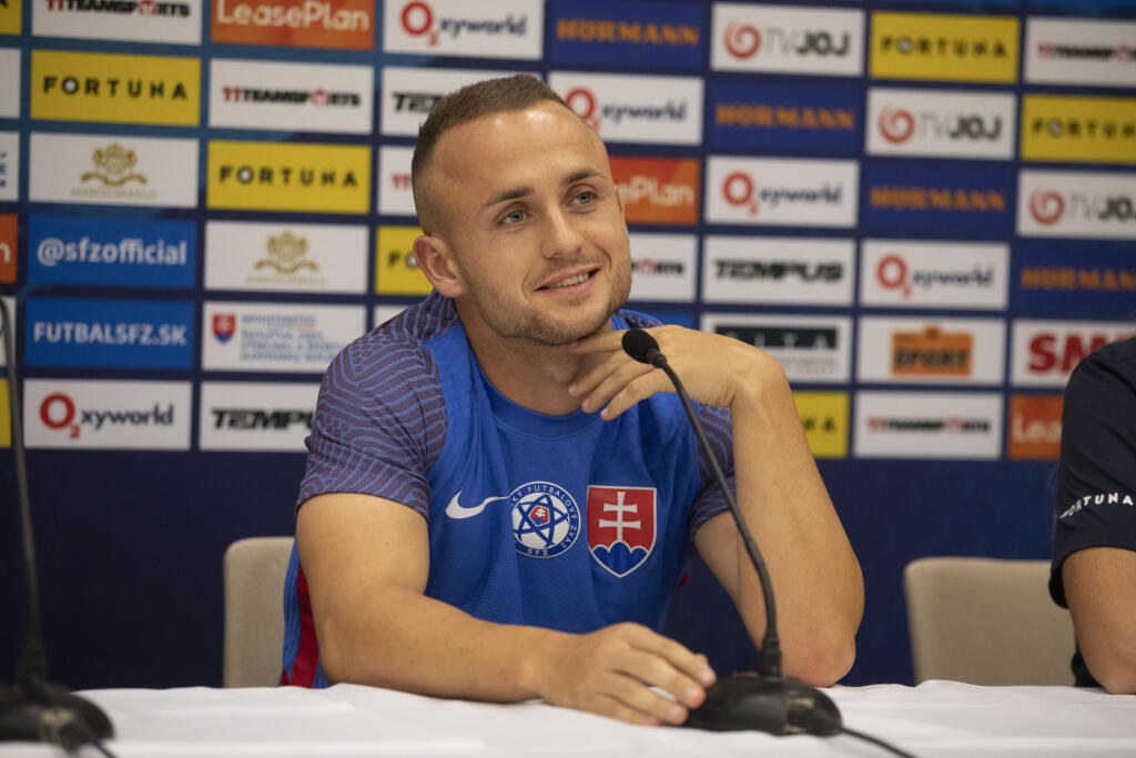 Stanislav Lobotka je opäť šťastne zadaný.