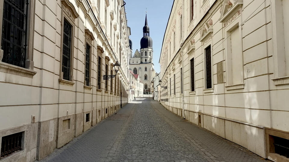 Dočasne pootvorené dvere kostolov využilo množstvo farníkov hlavne na dedinách. Katastrofa sa nekonala.