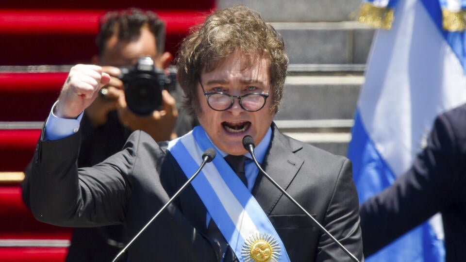 WA 56 Buenos Aires - Krajne pravicový ekonóm Javier Milei gestikuluje po zložení prezidentského sľubu v argentínskom hlavnom meste Buenos Aires v nedeľu 10. decembra 2023. Milei kandidoval za stranu Sloboda napreduje (La Libertad Avanza), ktorú založil v roku 2021. Pred novembrovými voľbami sľuboval radikálny obrat v politike: miestnu menu peso chce nahradiť americkým dolárom, zrušiť centrálnu banku i mnohé ministerstvá a radikálne znížiť sociálne výdavky. Tento obdivovateľ amerického expreziden
