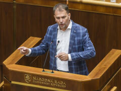 FOTO Igor Matovič sa v parlamente opäť predviedol v plnej paráde: Hanba na sto rokov!