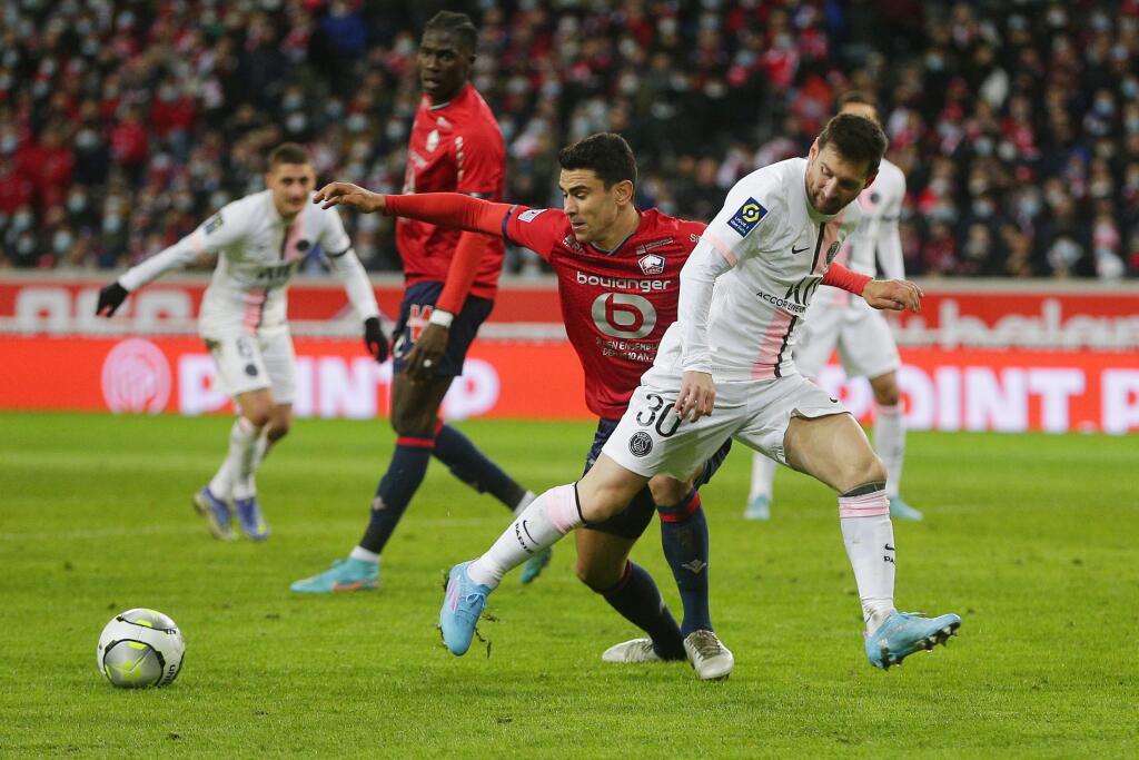 WA 30 Lille - Futbalista PSG Lionel Messi (vpravo) a hráč Lille Benjamin Andre bojujú o loptu v zápase 23. kola francúzskej Ligue 1 Olympique Lille - Paríž St. Germain v Lille v nedeľu 6. februára 2022. FOTO TASR/AP
PSG's Lionel Messi, right, challenges for the ball with Lille's Benjamin Andre during the French League One soccer match between Lille and Paris Saint Germain at Pierre Mauroy stadium in Villeneuve d'Ascq in Lille, France, Sunday, Feb. 6, 2022. (AP Photo/Michel Spingler)
