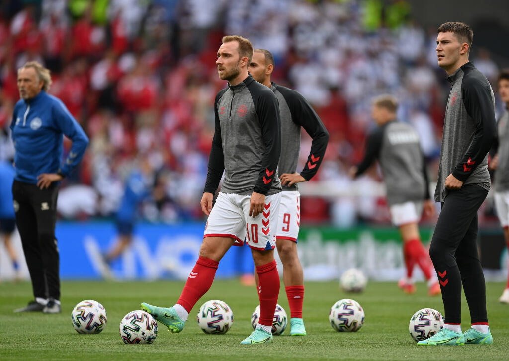 Sobotný zápas majstrovstiev Európy medzi futbalistami Dánska a Fínska v Kodani prerušili v závere prvého polčasu po kolapse domáceho hráča Christiana Eriksena.