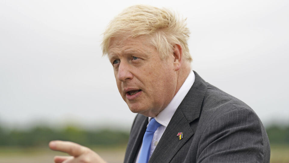 Britský premiér Boris Johnson gestikuluje na leteckej základni Britského kráľovského letectva (RAF) v anglickej obci Brize Northon po prílete z Ukrajiny v sobotu 18. júna 2022. Západ sa musí pripraviť na dlhý boj, keďže ruský prezident Vladimir Putin sa na Ukrajine uchyľuje k opotrebovávacej vojne. V nedeľu 19. júna to uviedol Johnson.  Britský premiér v piatok navštívil Kyjev, kde sa stretol s ukrajinským prezidentom Volodymyrom Zelenským.