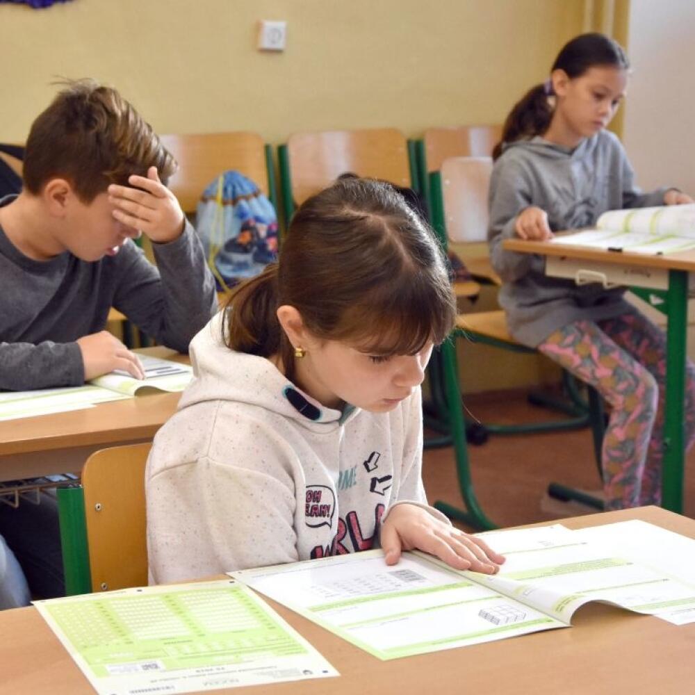 Nikto zatiaľ netuší, ako sa tento školský rok skončí! Školy sú zavreté, deti a rodičia zápasia s úlohami doma, pedagógom sa s nimi ťažko komunikuje.