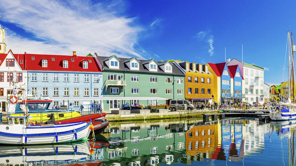 Prístav hlavného mesta Tórshavn za výnimočne krásneho slnečného počasia.