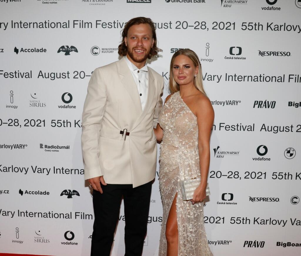 Takto David Pastrňák a jeho švédska priateľka Rebecca zažiarili na filmovom festivale v Karlových Varoch minulý rok. Tento rok Rebecca vytiahla ešte odvážnejší outfit.