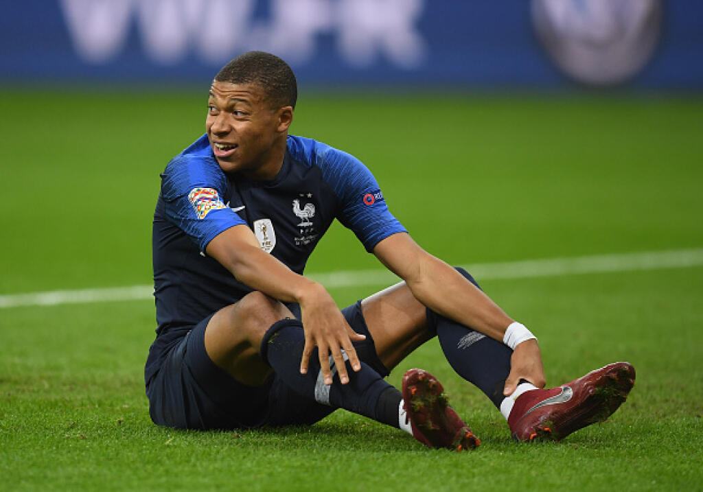 Kylian Mbappe sa stal francúzskym Futbalistom roka. Útočník Paríža St. Germain triumfoval v ankete magazínu France Football pred svojimi spoluhráčmi z tímu majstrov sveta - obrancom Raphaelom Varanom z Realu Madrid a kanonierom Atletica Madrid Antoineom Griezmannom.