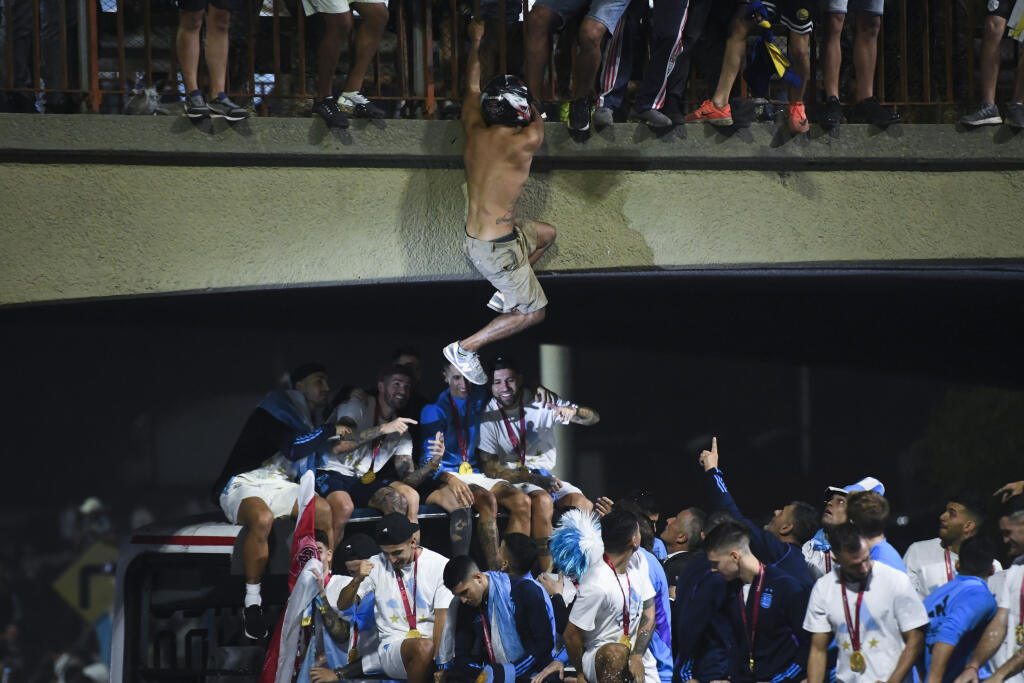 Argentínskych majstrov sveta vítalo v uliciach Buenos Aires až päť miliónov fanúšikov. Niektorí sa chceli dostať až na otvorený autobus s futbalistami a neváhali skákať z mosta.
