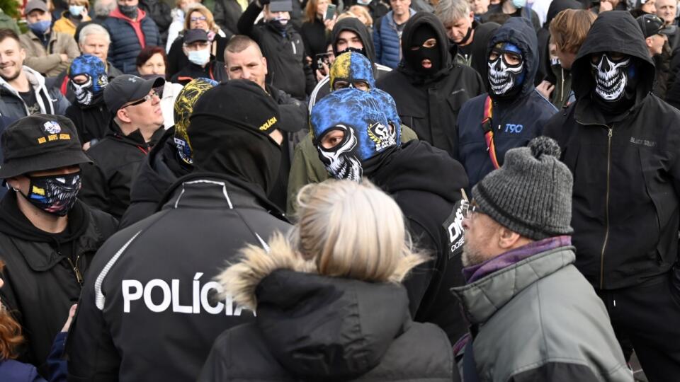 Na snímke protivládny protest pri Dolnej bráne na Hlavnej ulici v Košiciach v utorok 17. novembra 2020. FOTO TASR - Roman Hanc