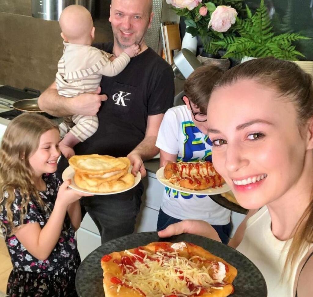 Známa speváčka Mária Čírová sa za sporákom rozhodne nestratí. Varenie a pečenie si naplno užíva v svojej modernej kuchyni.