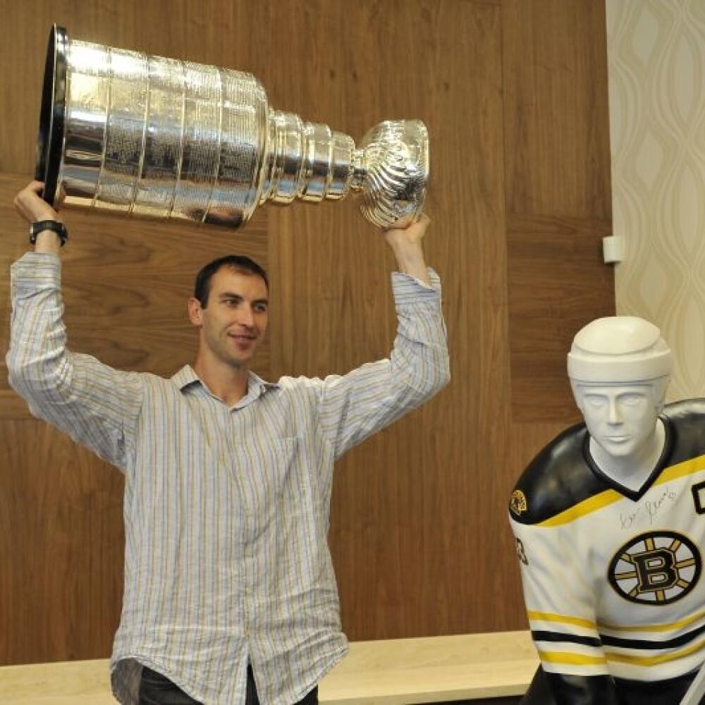 Kapitán Bostonu Bruins Zdeno Chára dvíha nad hlavu legendárnu trofej pre víaza zámorskej Národnej hokejovej ligy (NHL) – Stanleyho pohár, na tlaèovej konferencii 22. júla 2011 v Bratislave. FOTO TASR - Pavel Neubauer