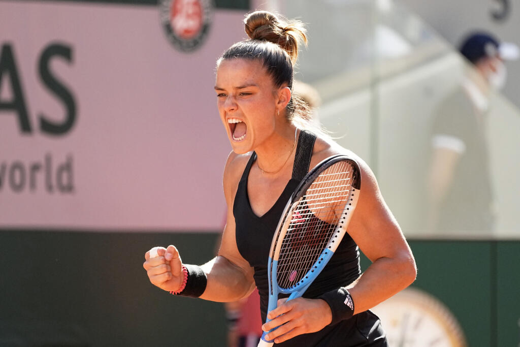 Grécka tenistka Maria Sakkariová reaguje po bodovom zisku v zápase proti Češke Barbore Krejčíkovej v semifinále dvojhry na grandslamovom turnaji Roland Garros v Paríži 10. júna 2021.