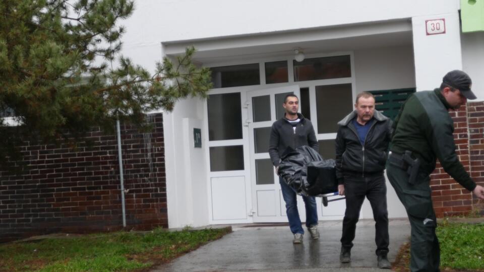Manželku policajta vyniesla pohrebná služba z bytovky v igelitovom mechu.