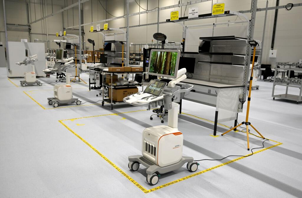 Nemecká spoločnosť vyrábajúca zdravotnícke pomôcky Siemens Healthineers presťahovala časť prevádzky do Košíc, kde zriadenie závodu môže mať pozitívny vplyv na zamestnanosť v regióne. Na snímke hala na výrobu ultrazvukových prístrojov v Košiciach 9. decembra 2022. FOTO TASR - Roman Hanc