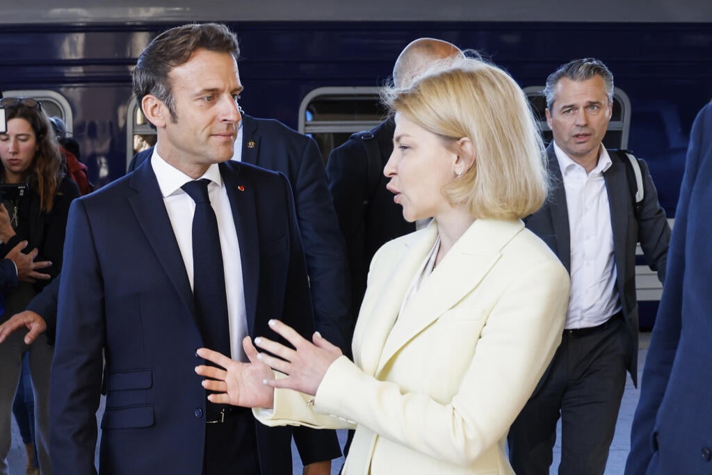 WA 22 Kyjev - Francúzsky prezident Emmanuel Macron (vľavo) a ukrajinská vicepremiérka Iryna Vereščuková (vľavo) sa vítajú na železničnej stanici v Kyjeve vo štvrtok 16. júna 2022. Traja lídri - Emmanuel Macron, nemecký kancelár Olaf Scholz a taliansky premiér Mario Draghi - odcestovali do ukrajinskej metropoly z Poľska vo štvrtkových ranných hodinách. Plánovanie návštevy troch európskych lídrov údajne trvalo niekoľko dní až týždňov. Samotné uskutočnenie návštevy však bolo potvrdené až krátko pre