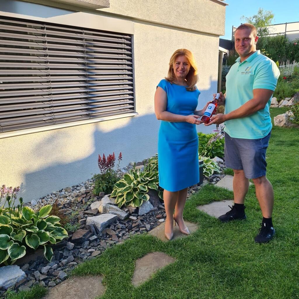Robotníci u prezidentky: Zuzana Čaputová si nechala na dom v Pezinku namontovať vonkajšie žalúzie.