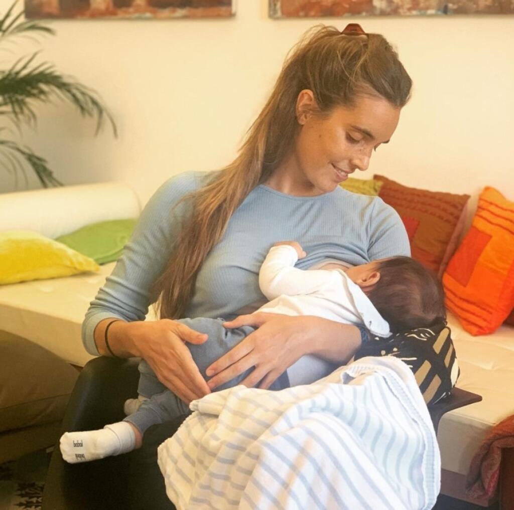 Španielska akvabela sa hnevá, že kojaceho syna musela nechať v Španielsku.