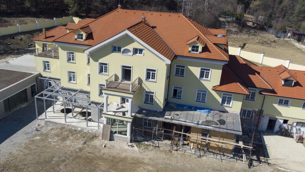 Aktuálny pohľad na vilu prezrádza, že okrem vyrovnaného svahu v prednej časti vily pribudla kovová konštrukcia, kde zrejme bude presklená terasa.