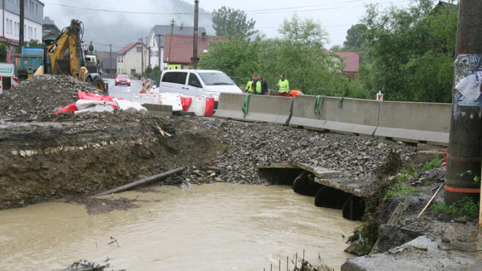 Most cez potok v Kysuckom Lieskovci bol v nedeľu opäť prejazdný.