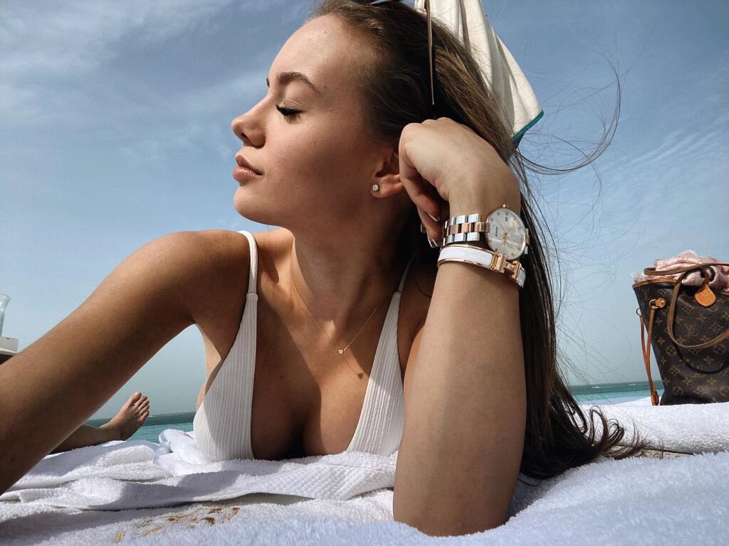 Sexi Mia sa na pláži v Dubaji odviazala a ukázala perfektné krivky tela.