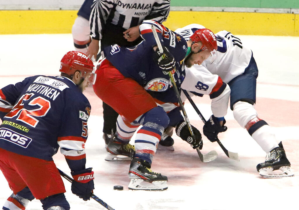 Na snímke zľava Radovan Puliš (Zvolen) a Dalibor Bortňák (Slovan) počas piateho zápasu semifinále Kaufland Play off Tipos extraligy HKM Zvolen – HC Slovan Bratislava vo Zvolene 21. apríla 2021. FOTO TASR - Ján Krošlák