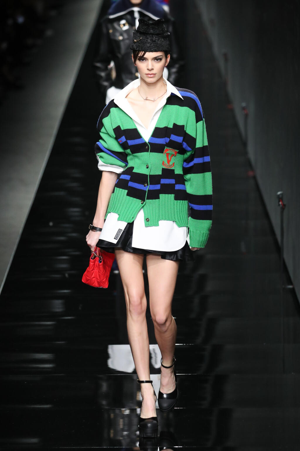 Versace: Univerzitný look vytvoríte kardigánom a bielou košeľou.