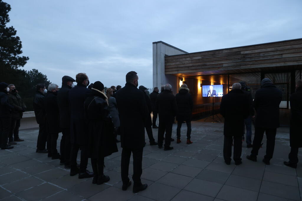 Na obrazovke vo vestibule sa premietali staré fotografie Jozefa Vengloša.