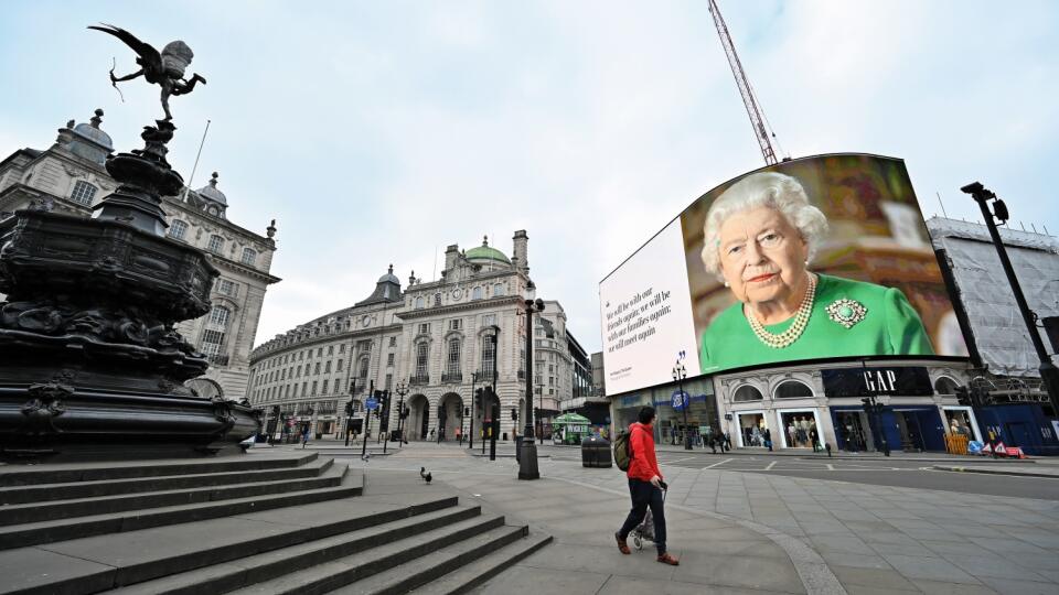 ODCHÁDZA DO ÚSTRANIA? Alžbeta II. sa podľa viacerých odborníkov úplne stiahne z verejného života. Briti si vraj na to musia zvykať.