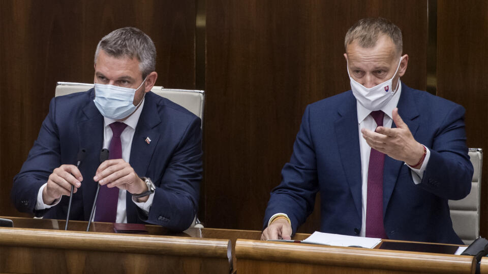 Na snímke vpravo predseda parlamentu SR Boris Kollár (SME RODINA) a vľavo podpredseda parlamentu SR Peter Pellegrini (nezaradený) počas 9. schôdze NR SR 7. júla 2020 v Bratislave. FOTO TASR - Martin Baumann