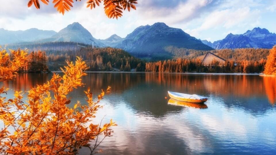 Štrbské pleso vás nadchne aj na jeseň.