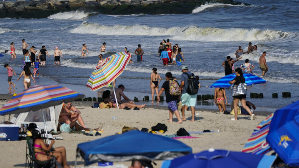 KK55 New York - Na snímke ľudia na pláži v oblasti Rockaway 19. júla 2022 v New Yorku. Radnica amerického mesta New York v utorok uzavrela všetky pláže v oblasti Rockaway pre kúpanie po tom, ako boli okolitých v pobrežných vodách Atlantického oceánu spozorované žraloky. FOTO TASR/AP
People enjoy the water at Rockaway Beach, Tuesday, July 19, 2022, in the Queens borough of New York. A number of factors, including warming ocean temperatures, are contributing to an expected proliferation of sharks