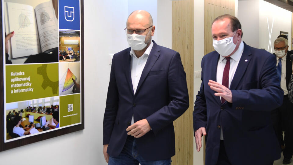 Strojnícku fakultu (SjF) Technickej univerzity v Košiciach (TUKE) navštívil dňa 27. mája 2020 minister hospodárstva SR Richard Sulík, ktorý sa oboznámil s možnosťou zriadenia Centra pre vodíkové technológie na TUKE, prezrel Prototypové a inovačné centrum SjF a oboznámil sa s výsledkami vedy a výskumu v aktuálnej problematike COVID – 19. Na snímke vľavo minister hospodárstva SR Richard Sulík a vpravo rektor TUKE Stanislav Kmeť. V Košiciach 27. mája 2020. FOTO TASR – Milan Kapusta