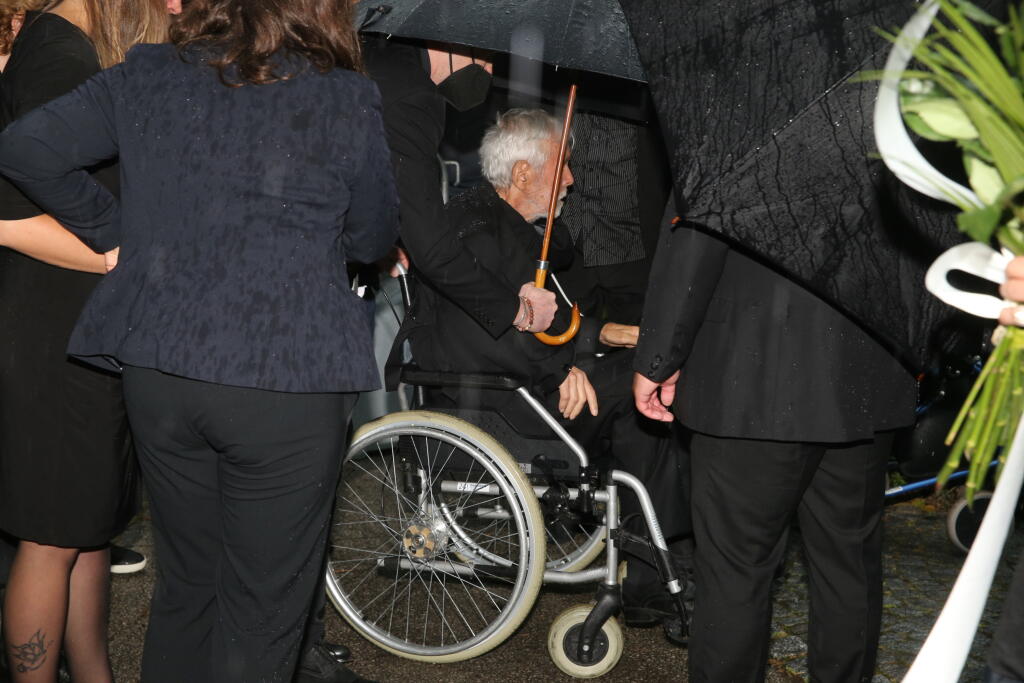 Zdrveného manžela Josefa Abrháma priviezli na vozíčku.
