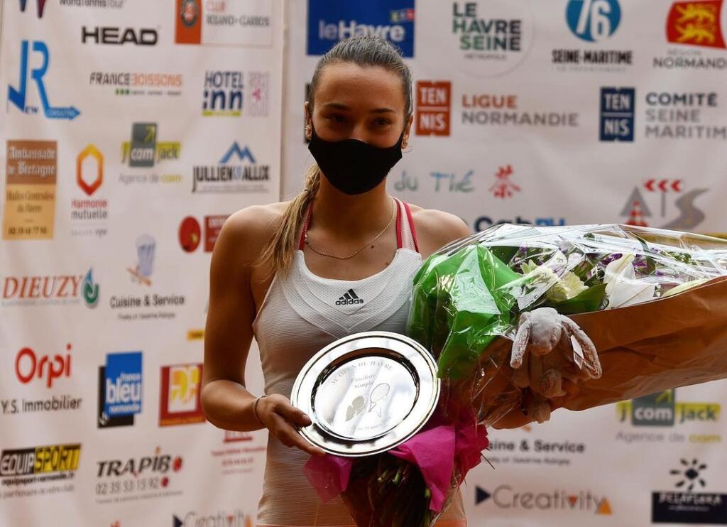 Sexi tenistka Sara Cakarevicová nemá v tenise na ružiach ustlané. Vynahrádza si to dráždivými zábermi na sociálnych sieťach.
