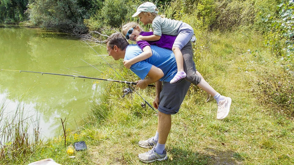 Rybačka sa dá skĺbiť aj s rodinnou dovolenkou pri vychytených jazerách.