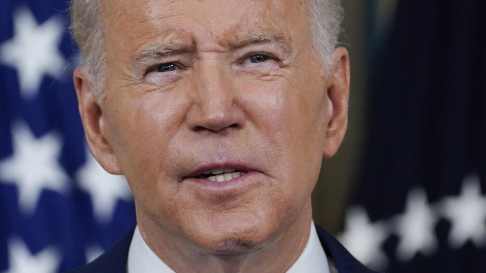 KK4 Washington - Americký prezident Joe Biden odpovedá na otázky novinárov 9. novembra 2022 vo Washingtone. Na vzťahy amerického podnikateľa a miliardára Elona Muska s inými krajinami sa oplatí pozrieť bližšie, vyhlásil v stredu americký prezident Joe Biden. FOTO TASR/AP
President Joe Biden speaks in the State Dining Room of the White House in Washington, Wednesday, Nov. 9, 2022. (AP Photo/Susan Walsh)