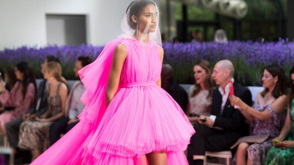 Model od Giambattista Valli na Paris Haute Couture Jeseň/Zima 2018. 