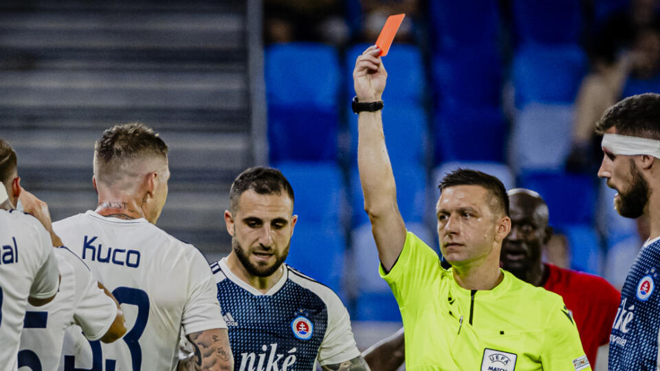 Rozhodca poslal Kucku do útrob štadióna.
