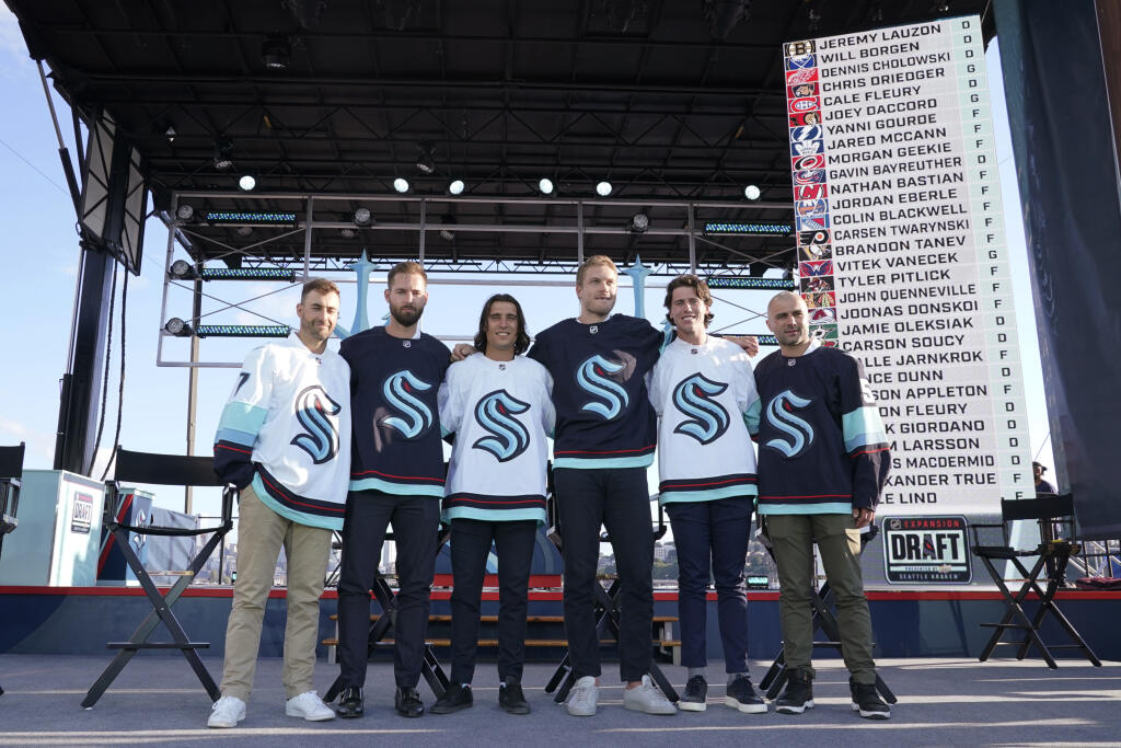 Kanadský hokejový obranca Owen Power je najväčší favorit na tohtoročnú draftovú jednotku NHL. Osemnásťročný majster sveta z nedávneho šampionátu v Rige figuruje na čele rebríčka Centrálneho skautského úradu spomedzi zámorských korčuliarov.