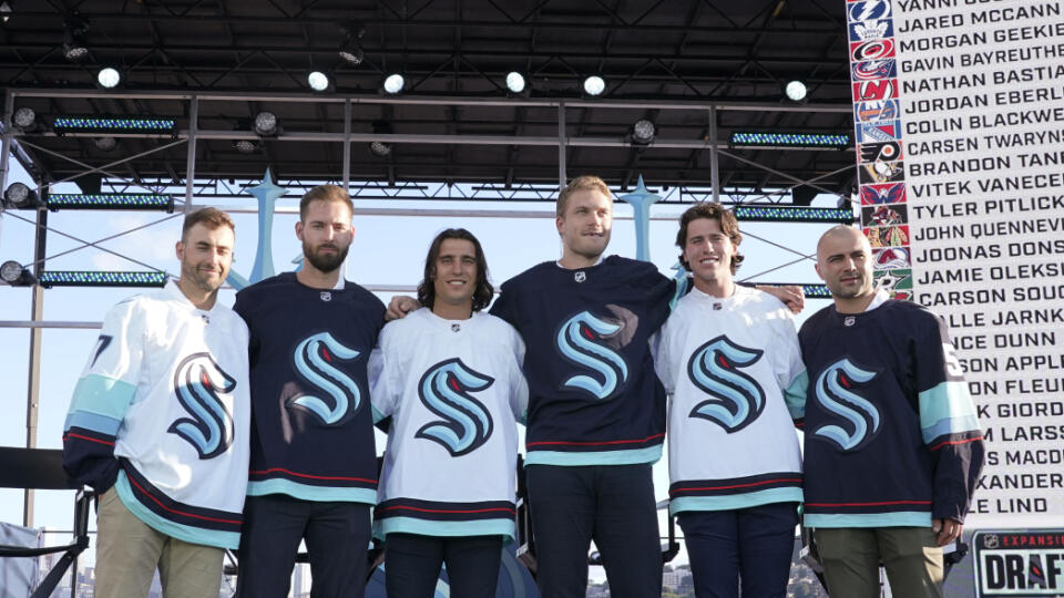 Kanadský hokejový obranca Owen Power je najväčší favorit na tohtoročnú draftovú jednotku NHL. Osemnásťročný majster sveta z nedávneho šampionátu v Rige figuruje na čele rebríčka Centrálneho skautského úradu spomedzi zámorských korčuliarov.