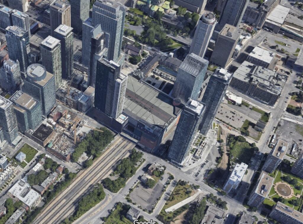 A kde býva draftová jednotka? Kvázi na skok to má Juraj zo štvrti Westmount (v červenom) aj na štadión (Bell Centre) a nemá ani núdzu o priestor. „Ten mi vôbec nechýba, veď dom má až štyri poschodia!“ hovoril Slafkovský s úsmevom zámorským médiám.