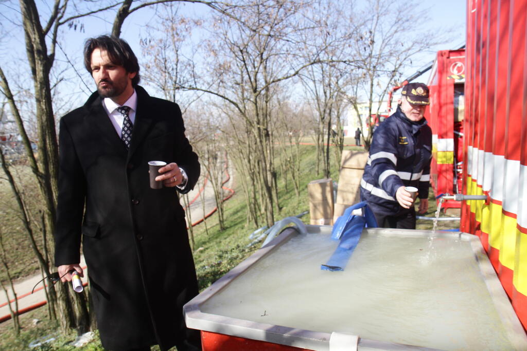 Robert Kaliňák a Alexander Nejedlý pijú upravenú vodu z Dunaja na prehliadke protipovodňovej techniky v areáli Divokej vody v Čunove.