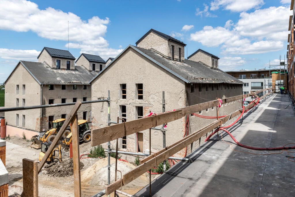 Architektonický projekt Dve sýpky v bratislavskej mestskej časti Jarovce, ktorý okrem kancelárskych a komerčných priestorov ponúka aj bývanie vo veľkometrážnych bytoch.