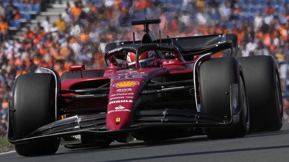 EBE 24 Zandvoort - Monacký pilot formuly 1 Charles Leclerc na Ferrari bol najrýchlejší v treťom tréningu na Veľkú cenu Holandska seriálu Formuly 1 na okruhu  v Zandvoorte v sobotu 3. septembra 2022. FOTO TASR/AP

Ferrari driver Charles Leclerc of Monaco steers his car during the third practice session ahead of Sunday's Formula One Dutch Grand Prix auto race, at the Zandvoort racetrack, in Zandvoort, Netherlands, Saturday, Sept. 3, 2022. (AP Photo/Peter Dejong)