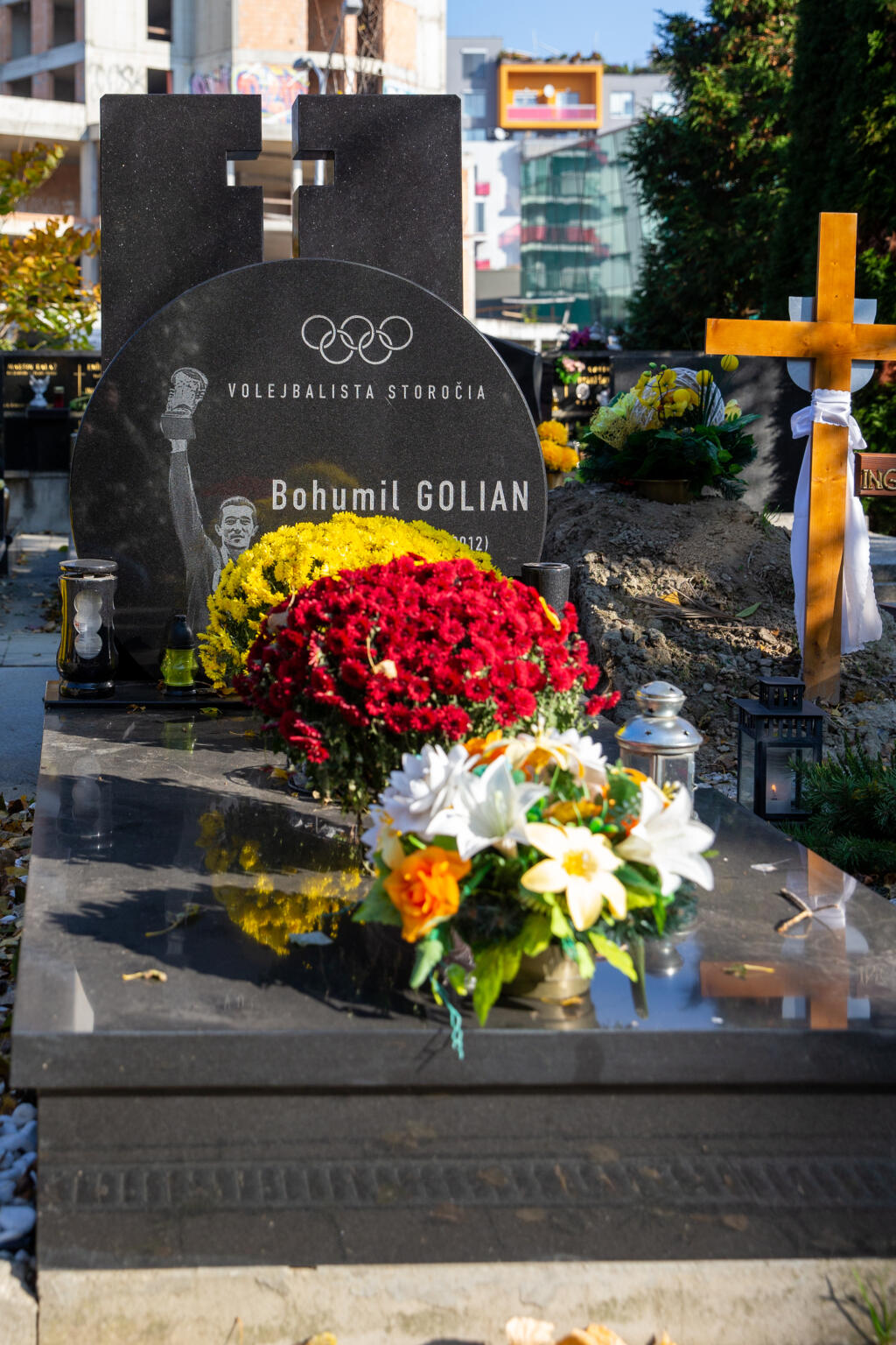 Len pár metrov od Golonku je pochovaný slovenský volejbalista 20. storočia Bohumil Golian.