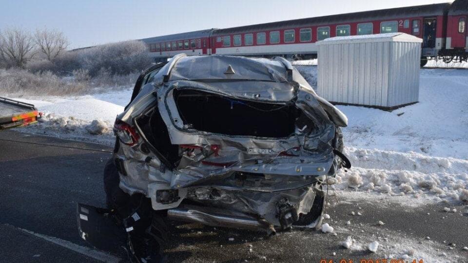 Dopravná nehoda pri ktorej došlo k stretu osobného motorového vozidla s vlakom, sa našťastie skončila „len“ s ľahšími zraneniami účastníkov.