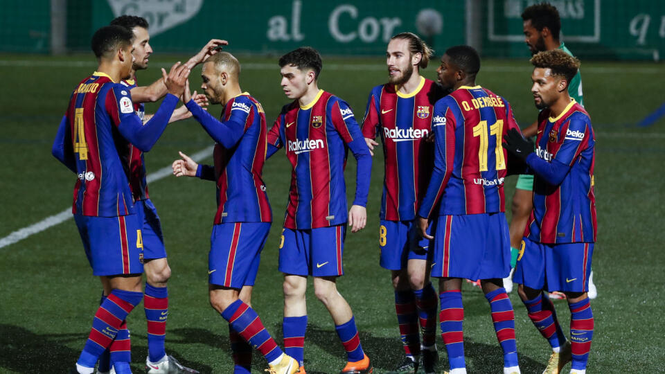EBE 8 Cornella - Na snímke tretí zľava dánsky útočník Barcelony Martin Braithwaite oslavuje svoj gól a druhý mužstva v zápase šestnásťfinále Španielskeho pohára vo futbale UE Cornella - FC Barcelona (0:2) vo štvrtok 21. januára 2021. FOTO TASR/AP
Barcelona's Martin Braithwaite, third left, celebrates after scoring his side's second goal during a Spanish Copa del Rey round of 32 soccer match between Cornella and FC Barcelona at the Nou Municipal stadium in Cornella, Spain, Thursday, Jan. 21, 2021