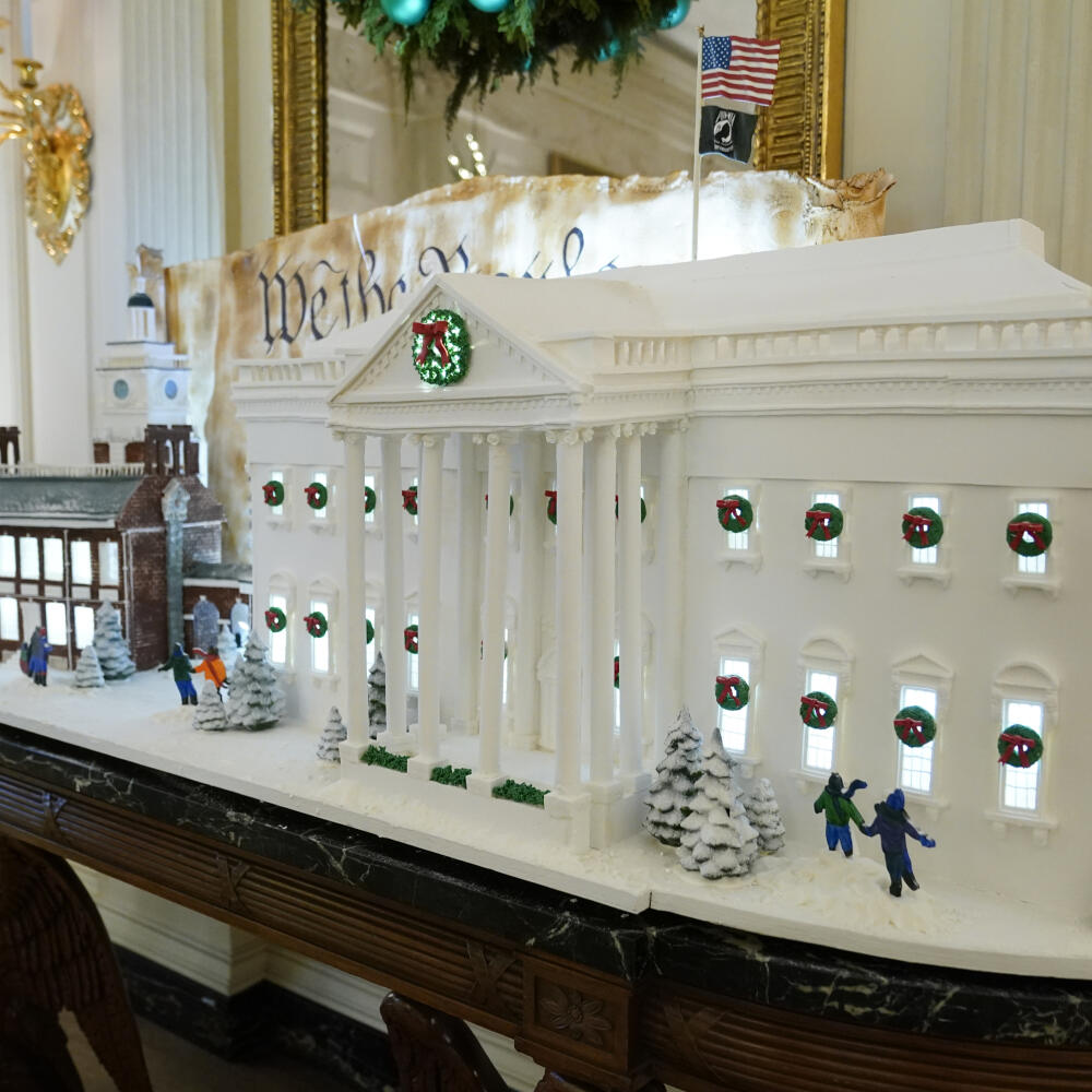 KK13 Washington - Na snímke medovníkový Biely dom a cukrová replika budovy Independence Hall v Štátnej jedálni počas prehliadky vianočnej dekorácie v Bielom dome 28. novembra 2022 vo Washingtone. FOTO TASR/AP
A sugar cookie replica of Independence Hall and a gingerbread replica of the White House are on display in the State Dining Room of the White House during a press preview of holiday decorations at the White House, Monday, Nov. 28, 2022, in Washington. (AP Photo/Patrick Semansky)